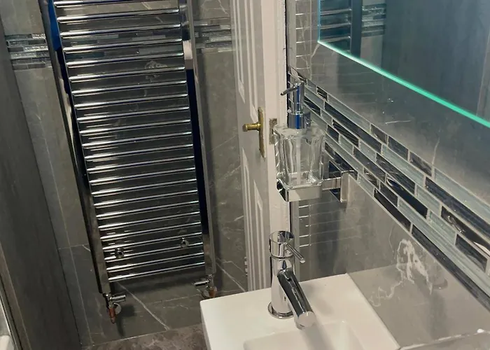 Housesleeps9-fireplace-garden-bbq-tv בית נופש