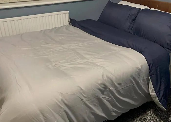 Housesleeps9-fireplace-garden-bbq-tv בית נופש מנצ'סטר