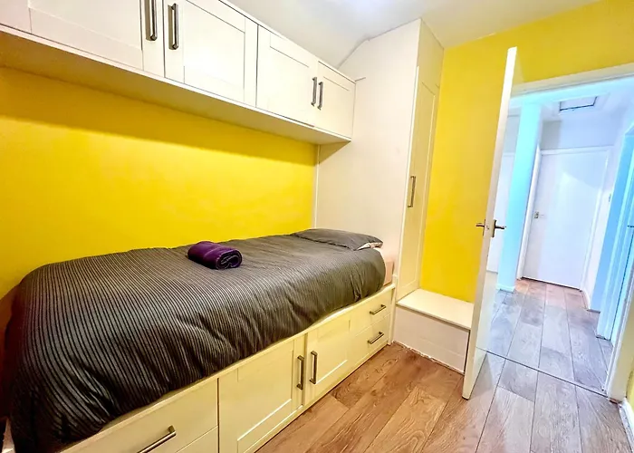 Holiday home Spacious 3-bed Family Retreat With Cosy Living And Garden! Free Parking