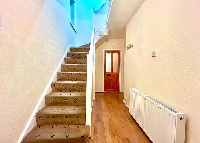 Spacious 3-bed Family Retreat With Cosy Living And Garden! Free Parking