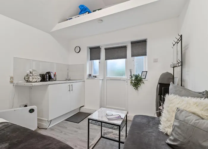 Apartamento With Shared Garden - 3min To Bus Stop