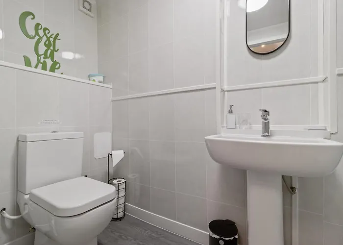 With Shared Garden - 3min To Bus Stop Apartamento Mánchester