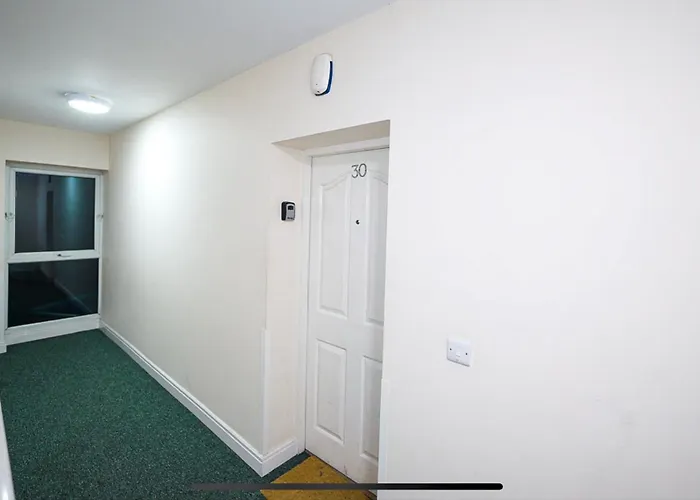 Modern Luxury 2 Bed Apartment, Sleeps 5 *