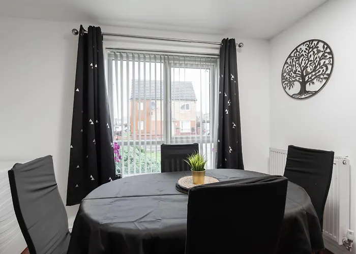 Coop Arena & Etihad - Free Parking - Pool Table *