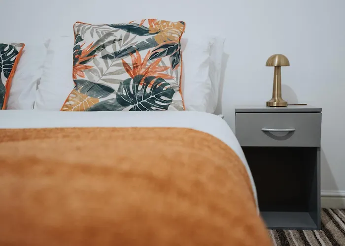 Coop Arena & Etihad - Free Parking - Pool Table *