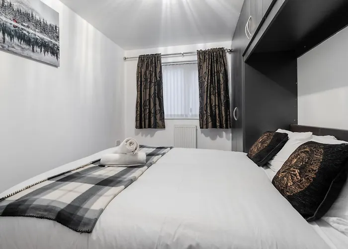 Coop Arena & Etihad - Free Parking - Pool Table *