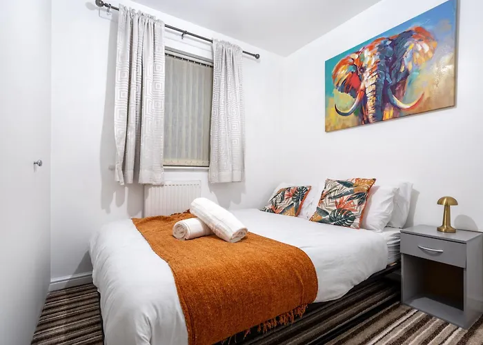 Coop Arena & Etihad - Free Parking - Pool Table *