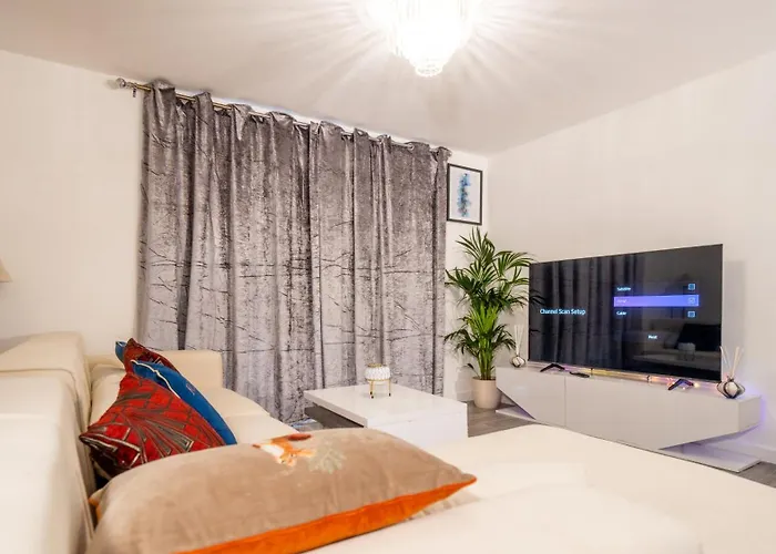 Mega1 Luxury Spacious 1bedroom Apartment, דירה *