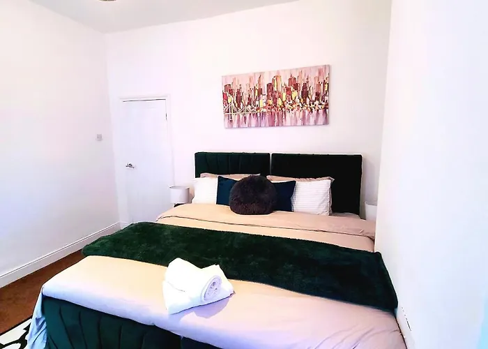 Business Friendly 2br House Sleeps 5, Wi-fi, Workspace & Free Parking Ferienhaus