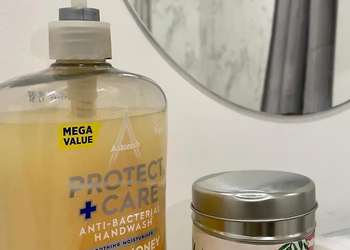 Tropical Sun Homes - Beautiful Spacious 3 Bed In A Serene Environment With Free Parking For 2 Cars Manchester