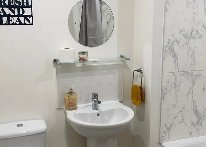 Tropical Sun Homes - Beautiful Spacious 3 Bed In A Serene Environment With Free Parking For 2 Cars Dom wakacyjny Manchester