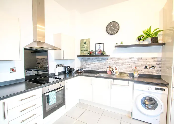 Ideal For Groups - Lovely 2 Bedroom - Free Parking, Transit Links, Close To Stadiums