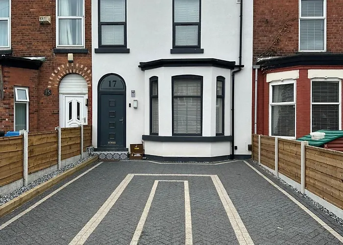 Luxury 6 Bed Near Centre With Cinema & Games 5 Bathrooms Villa *