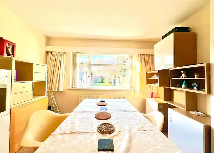 Casa vacanze Spacious 3-bed Family Retreat With Cosy Living And Garden! Free Parking *