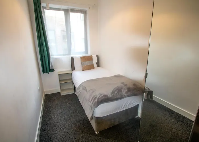 2 Bedroom Flat-free Parking Apartment Manchester