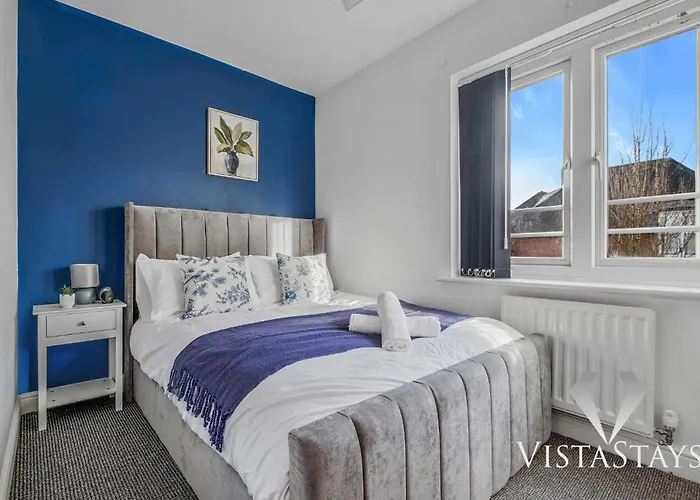 4 Bed House By Vista Short Lets & Serviced With Pool Table, Free Parking & Near マンチェスター