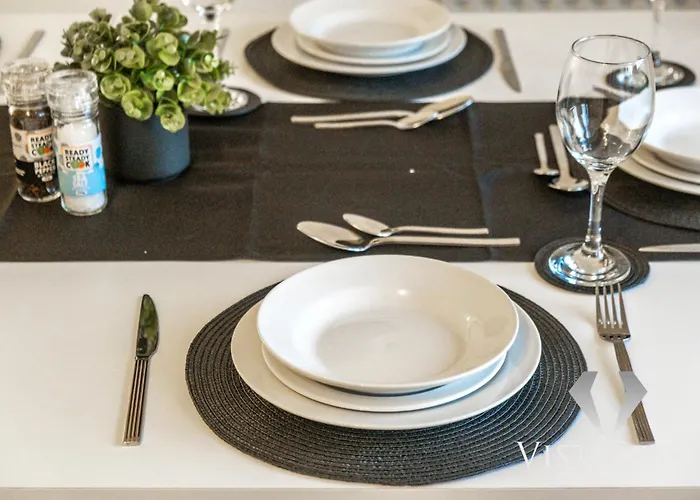 4 Bed House By Vista Short Lets & Serviced With Pool Table, Free Parking & Near 別荘