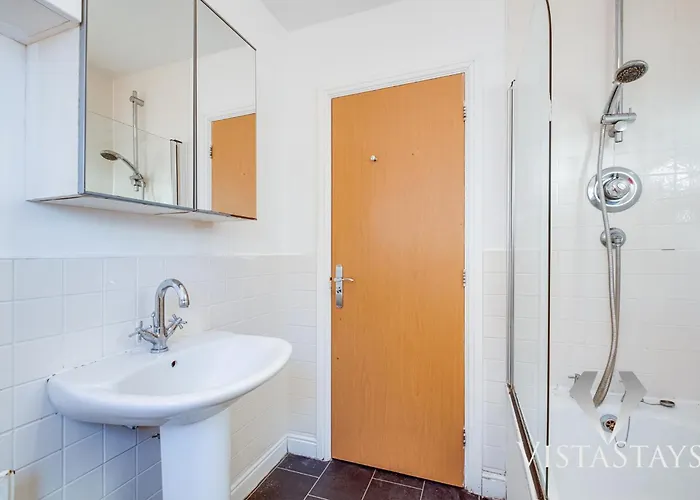 4 Bed House By Vista Short Lets & Serviced With Pool Table, Free Parking & Near * マンチェスター