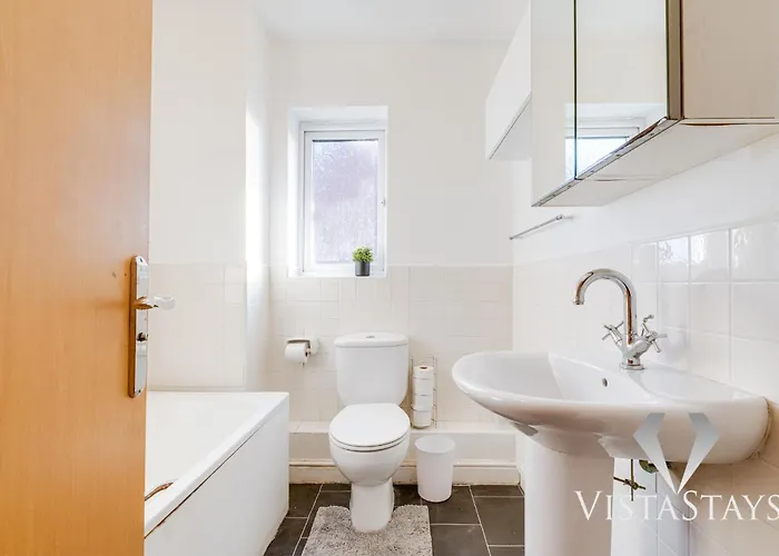 4 Bed House By Vista Short Lets & Serviced With Pool Table, Free Parking & Near *