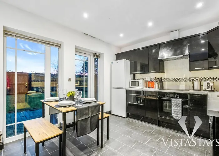 4 Bed House By Vista Short Lets & Serviced With Pool Table, Free Parking & Near * マンチェスター