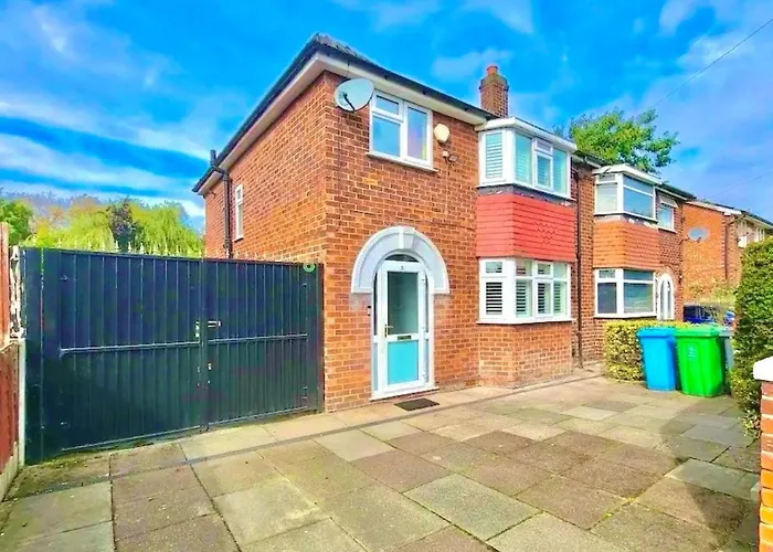 Spacious 3-bed Family Retreat With Cosy Living And Garden! Free Parking