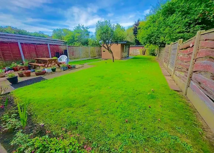 Spacious 3-bed Family Retreat With Cosy Living And Garden! Free Parking * Manchester