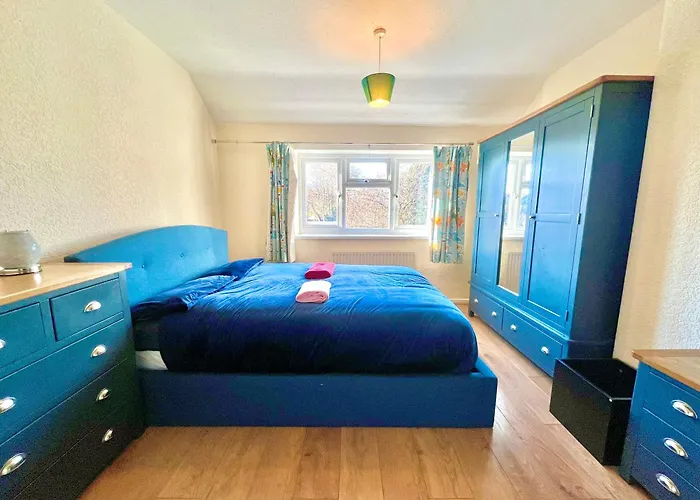 Spacious 3-bed Family Retreat With Cosy Living And Garden! Free Parking *