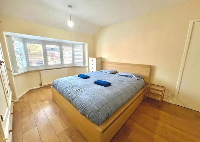 Spacious 3-bed Family Retreat With Cosy Living And Garden! Free Parking Casa vacanze