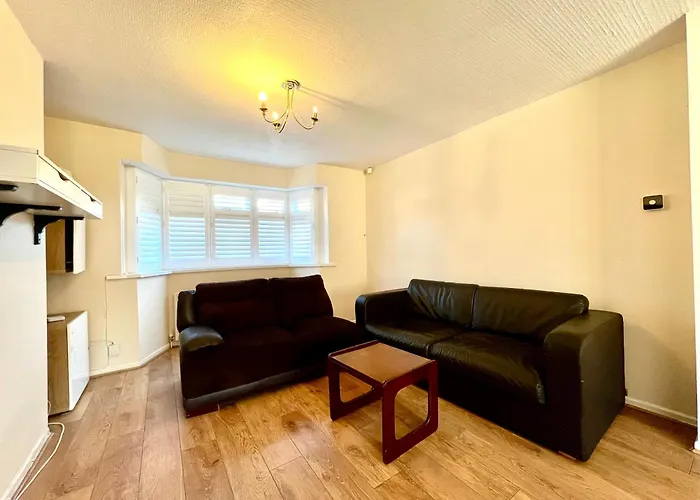 Spacious 3-bed Family Retreat With Cosy Living And Garden! Free Parking Casa vacanze *