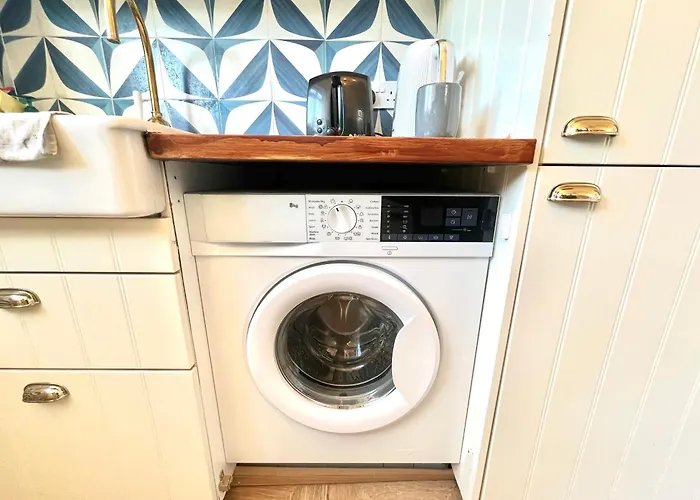 Spacious 3-bed Family Retreat With Cosy Living And Garden! Free Parking Manchester