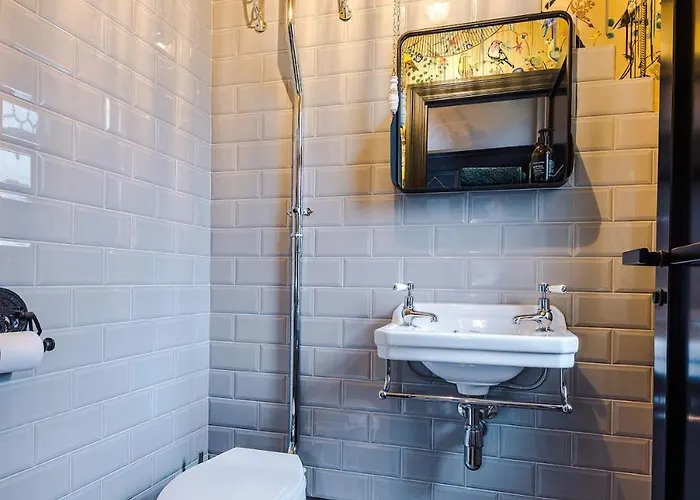 Vakantiehuis Unique In Northenden Urban Oasis Sleeps 8