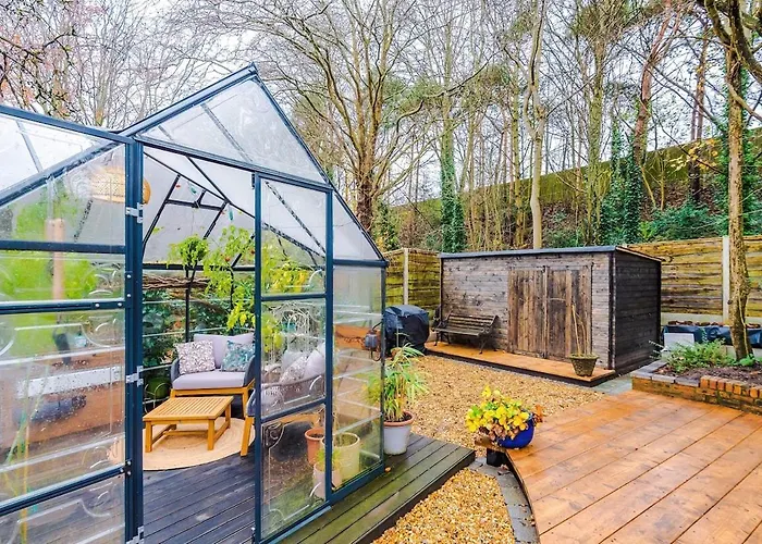 Unique In Northenden Urban Oasis Sleeps 8 Vakantiehuis