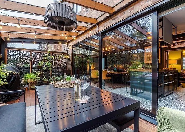 Unique In Northenden Urban Oasis Sleeps 8 Vakantiehuis