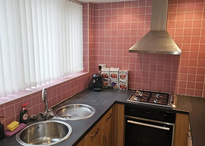 -sleeps 10 People Spacious House -fast Free Wifi -free Parking -contractor Friendly Manchester