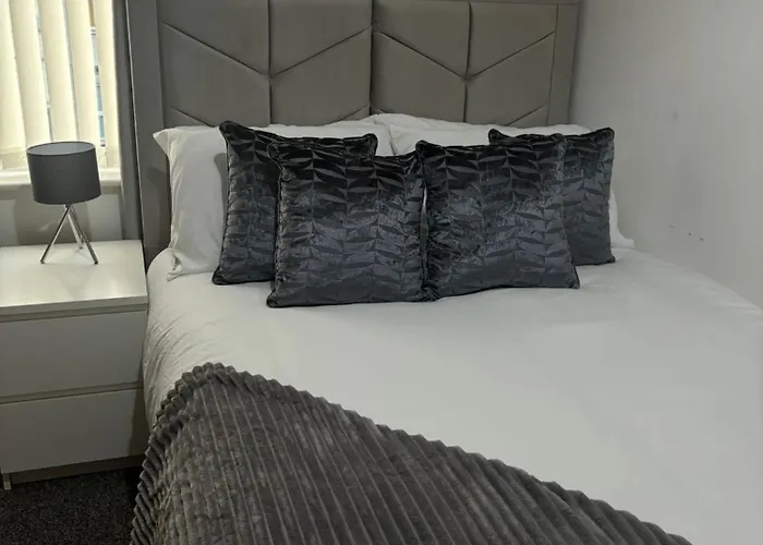 Nyaraló -sleeps 10 People Spacious House -fast Free Wifi -free Parking -contractor Friendly *