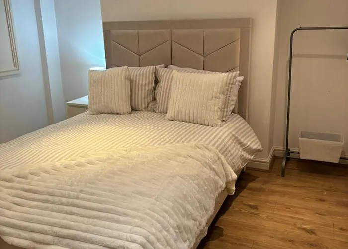 -sleeps 10 People Spacious House -fast Free Wifi -free Parking -contractor Friendly *