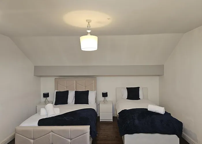 -sleeps 10 People Spacious House -fast Free Wifi -free Parking -contractor Friendly Manchester