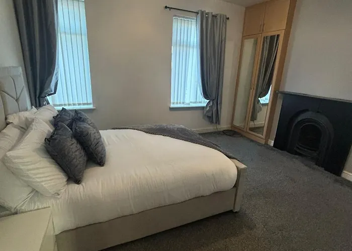 -sleeps 10 People Spacious House -fast Free Wifi -free Parking -contractor Friendly Manchester