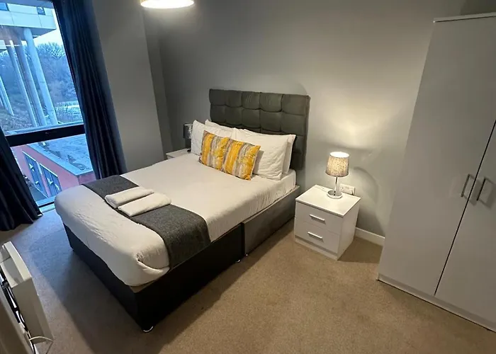 Adelphi Wharf By Beehosting * Manchester