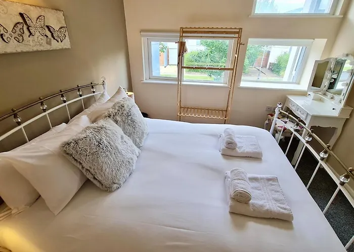 Cute 3 Bedroom House Near Etihad Stadium And Coop Arena With Parking * Manchester