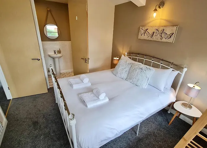 Cute 3 Bedroom House Near Etihad Stadium And Coop Arena With Parking Appartement *