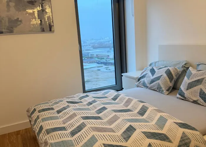 בית אירוח The Urban Escape In Media - A Private And Bathroom In A Shared *