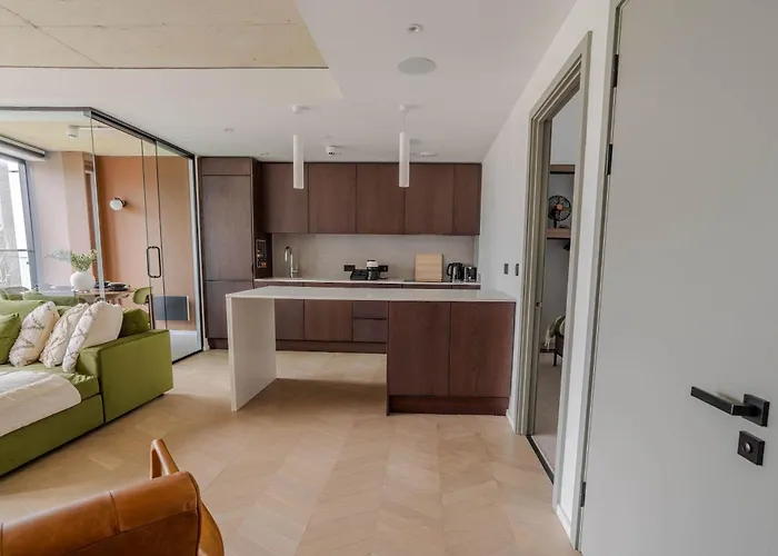 Tranquil Luxury Suite 2Br City Views *