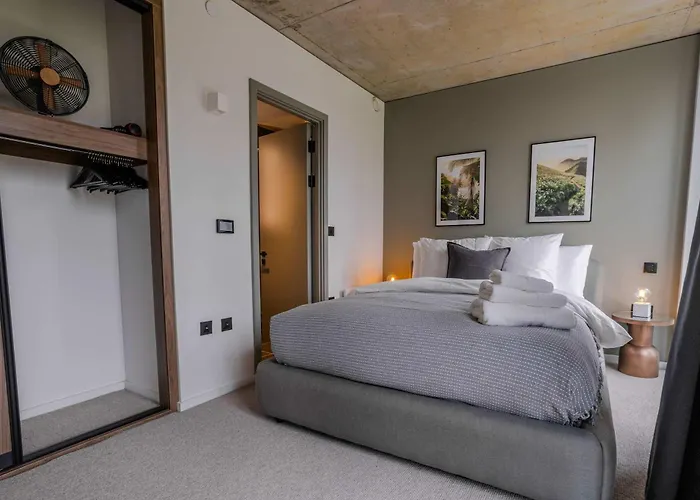 Tranquil Luxury Suite 2Br City Views *