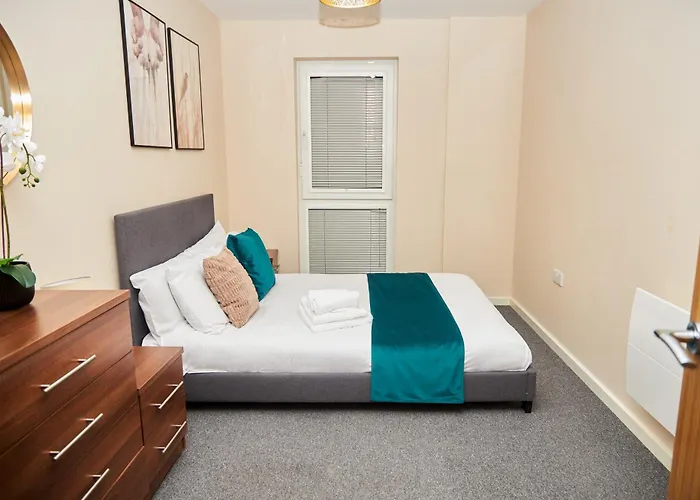 Deluxe And Cozy Two Bedroom With 1 Bathroom And Open Balcony *