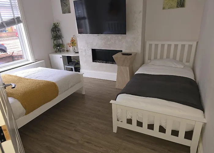 Tomelle Luxury -5 Beds-near Etihad Stadium- Coop Live-high Speed Wifi & Free Parking Дом отдыха *