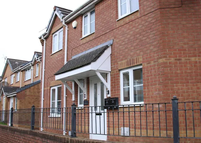 3 Bedroom House Close To Centre Free Parking