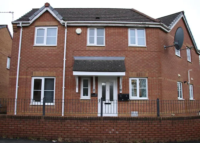 3 Bedroom House Close To Centre Free Parking