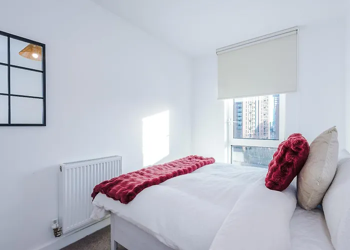 Fully Equipped, Centre 3bed Apartment, Balcony With Amazing Views, Sleeps 6 Μάντσεστερ