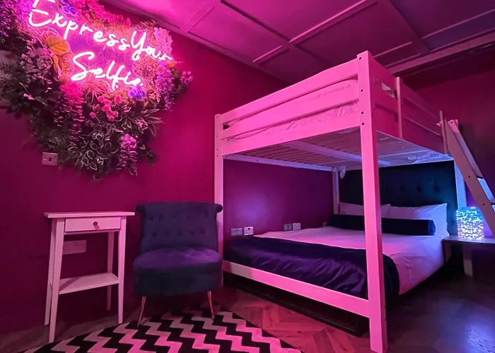 Manchester's Only Themed Slumber Party For 8 With Makeup Appartamento